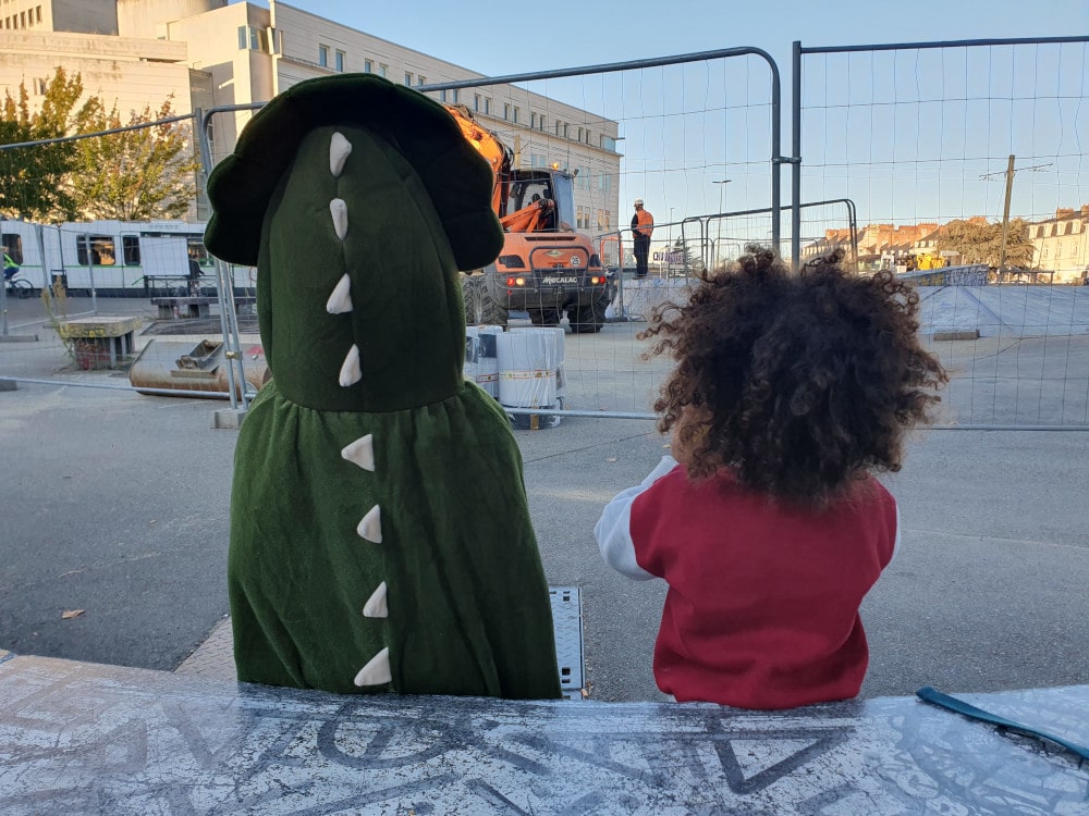 Les enfants regardent les travaux sur skatepark